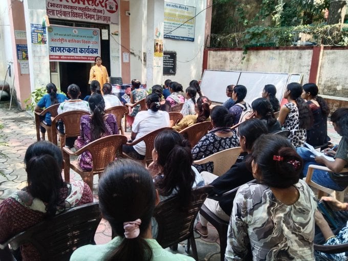 झाबुआ- बालिकाओं को महिला सुरक्षा, कानूनी अधिकारों एवं विभिन्न सहायता सेवाओं की दी गई जानकारी