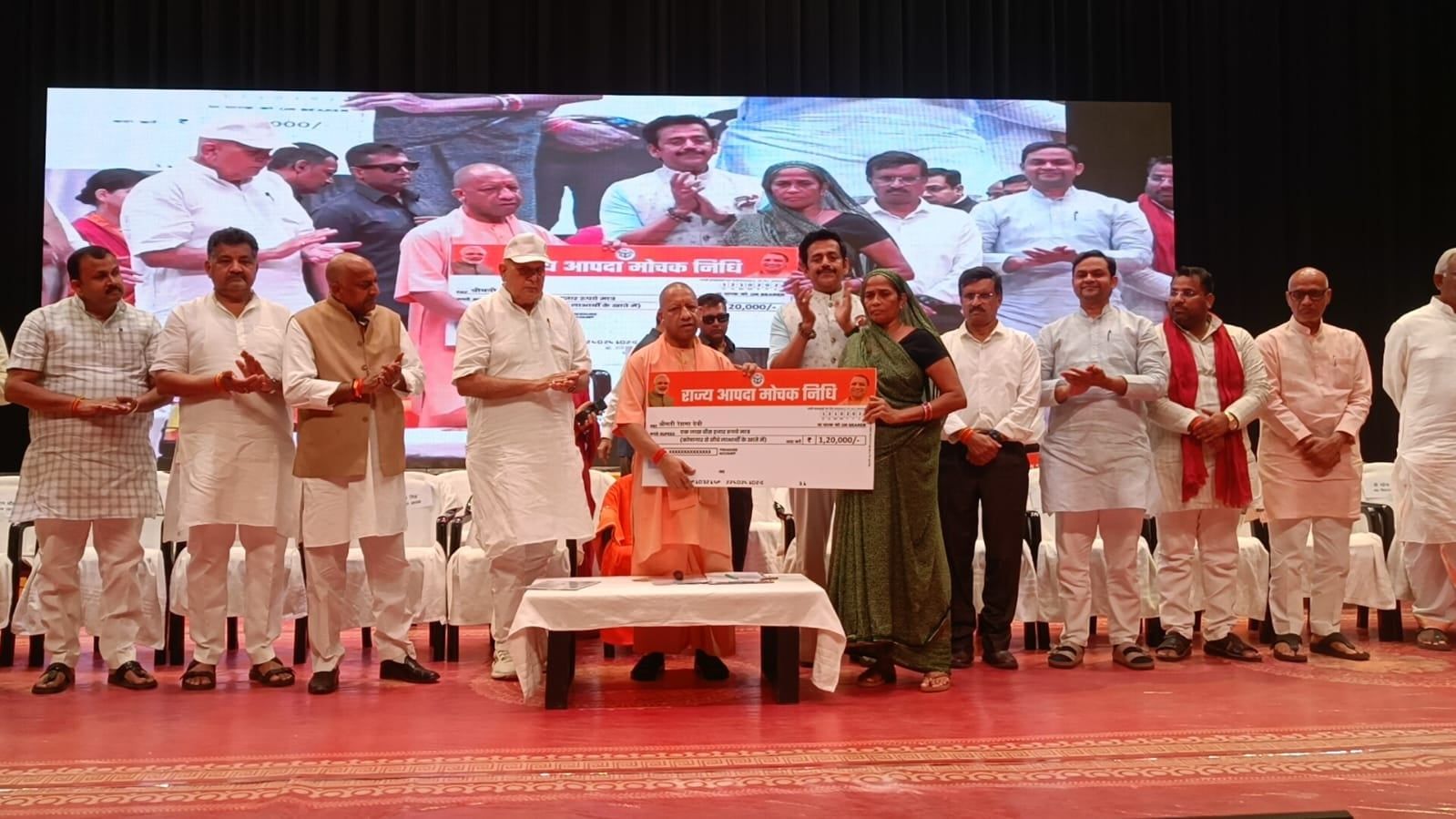 सीएम योगी ने 9.18 लाख किसानों को दी फसल के नुकसान से  राहत