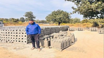 उमरिया- फ्लाईऐश ब्रिक्स का उद्यम लगाकर भावेश बनें आर्थिक सक्षम, 15 से 20 लोगो को दे रहे है रोजगार