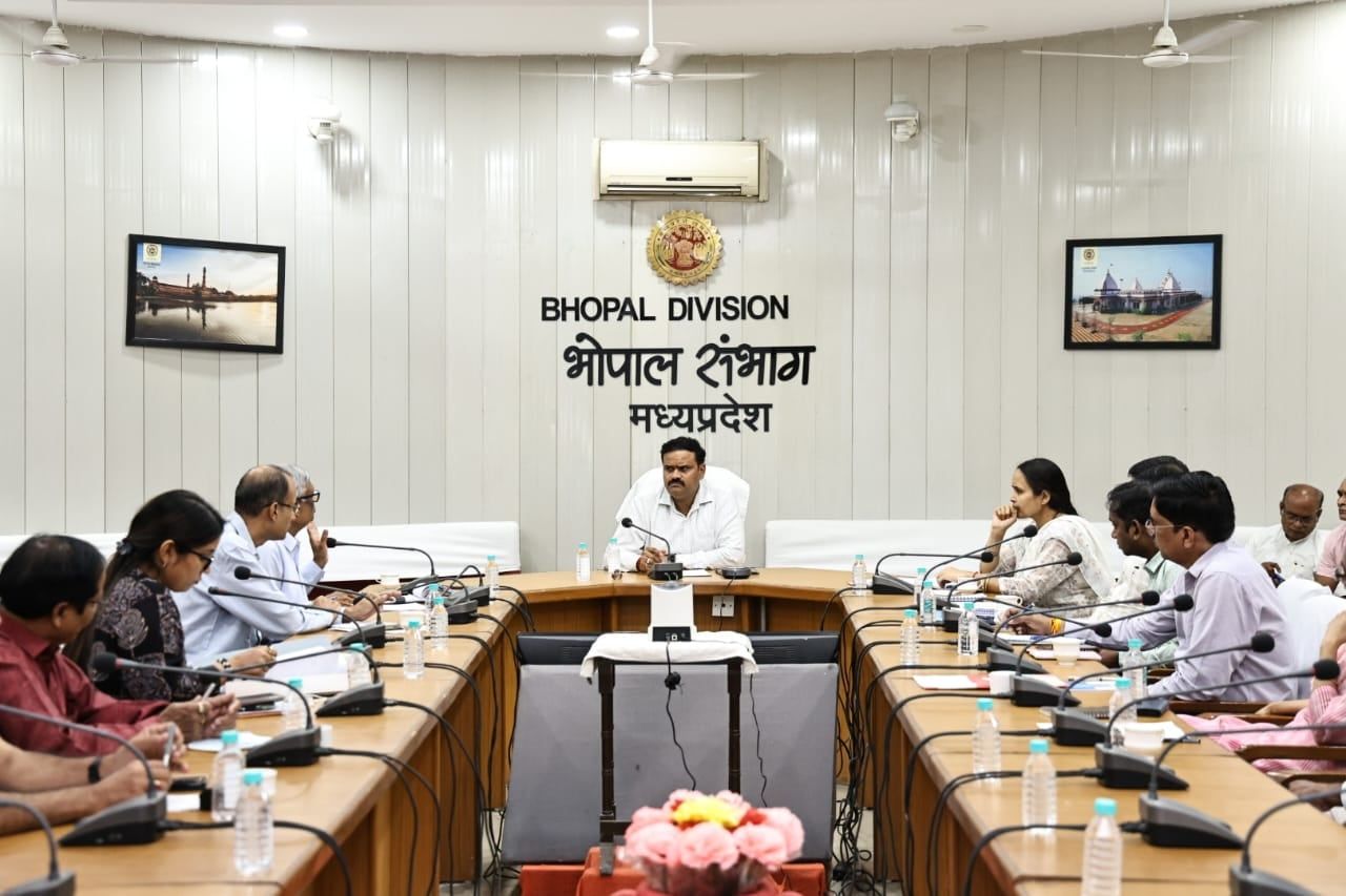भोपाल- पुराना सचिवालय परिसर स्थित शासकीय कार्यालयों को अन्यत्र शिफ्ट कराएं : संभागायुक्त