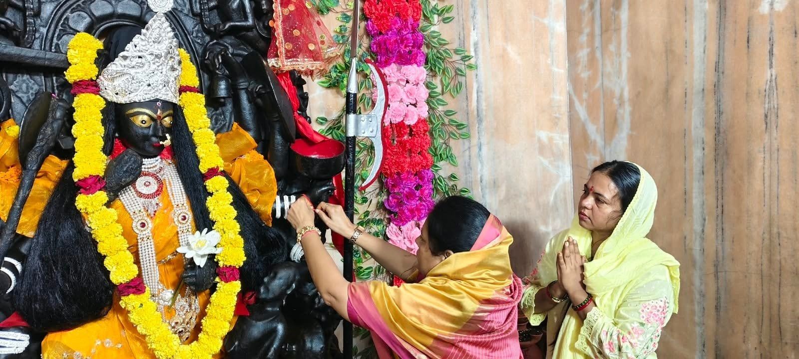 उमरिया- शारदेय नवरात्र के प्रथम दिन मां विरासिनी मंदिर में कलेक्टर ने विधिवत पूजा अर्चन कर घट स्थापना की