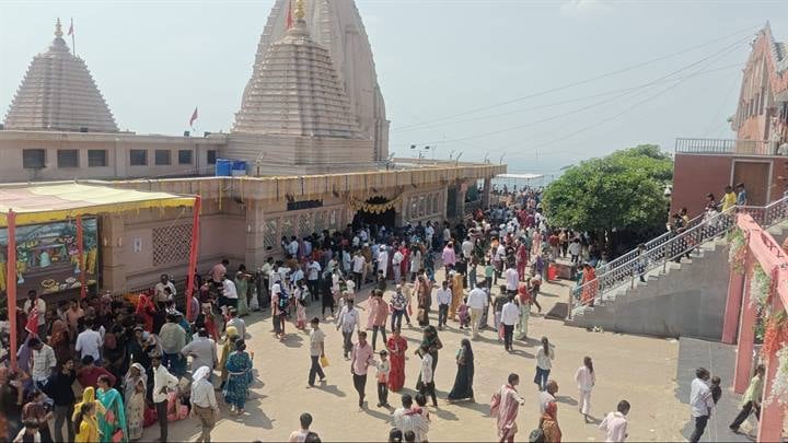 सीहोर- नवरात्रि के पहले दिन विजयासन देवी धाम सलकनपुर में उमड़े हजारों श्रद्धालु