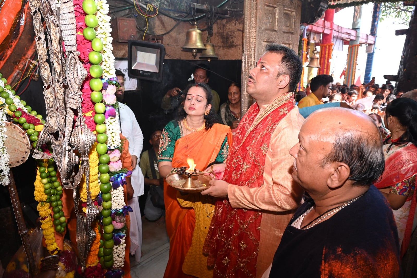 देवास- कलेक्टर ने सपत्नीक की मां तुलजा भवानी व मां चामुंडा की पूजा-अर्चना