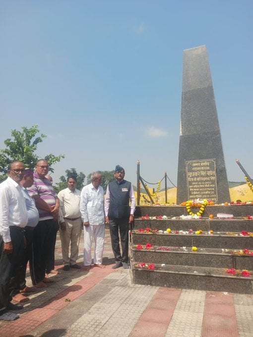 सीधी- शहीद स्मारक पर अर्पित की श्रद्धांजलि, वीर सपूत के सर्वाेच्च बलिदान को किया नमन