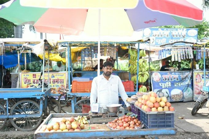 सीधी- प्रधानमंत्री स्वनिधि योजना से कृष्णचन्द्र भुजवा ने संवारा स्वरोजगार, बने आत्मनिर्भर