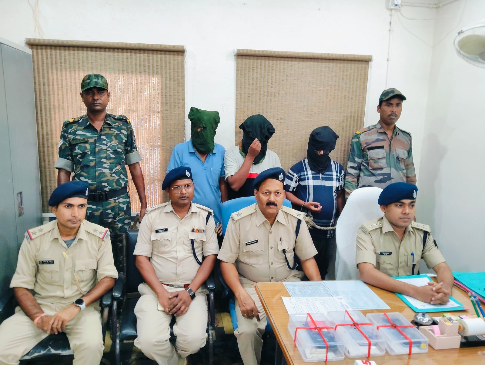 तीन साइबर अपराधी 5 मोबाइल फोन और 11 सिम कार्ड के साथ गिरफ्तार