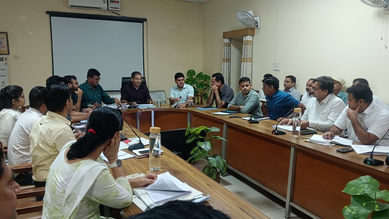राजस्व प्रकरणों का समयबद्ध निस्तारण सुनिश्चित करें अधिकारी : जिला कलक्टर