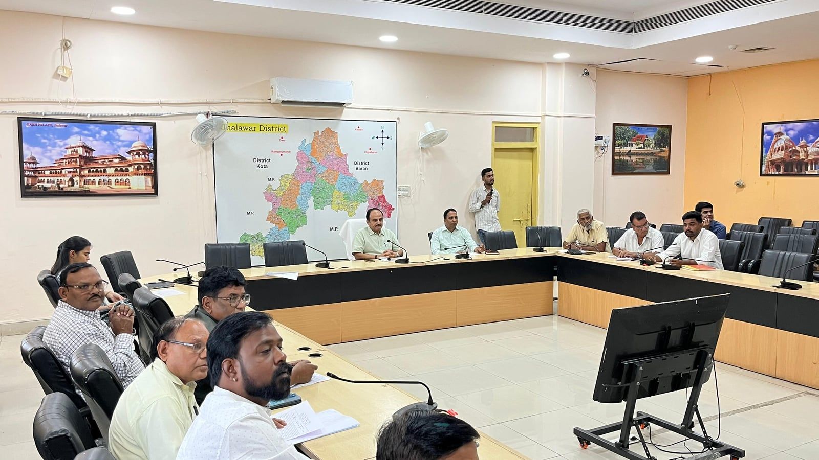 झालावाड़ में 976 मतदान केंद्रों के लिए ईवीएम का प्रथम रैंडमाइजेशन