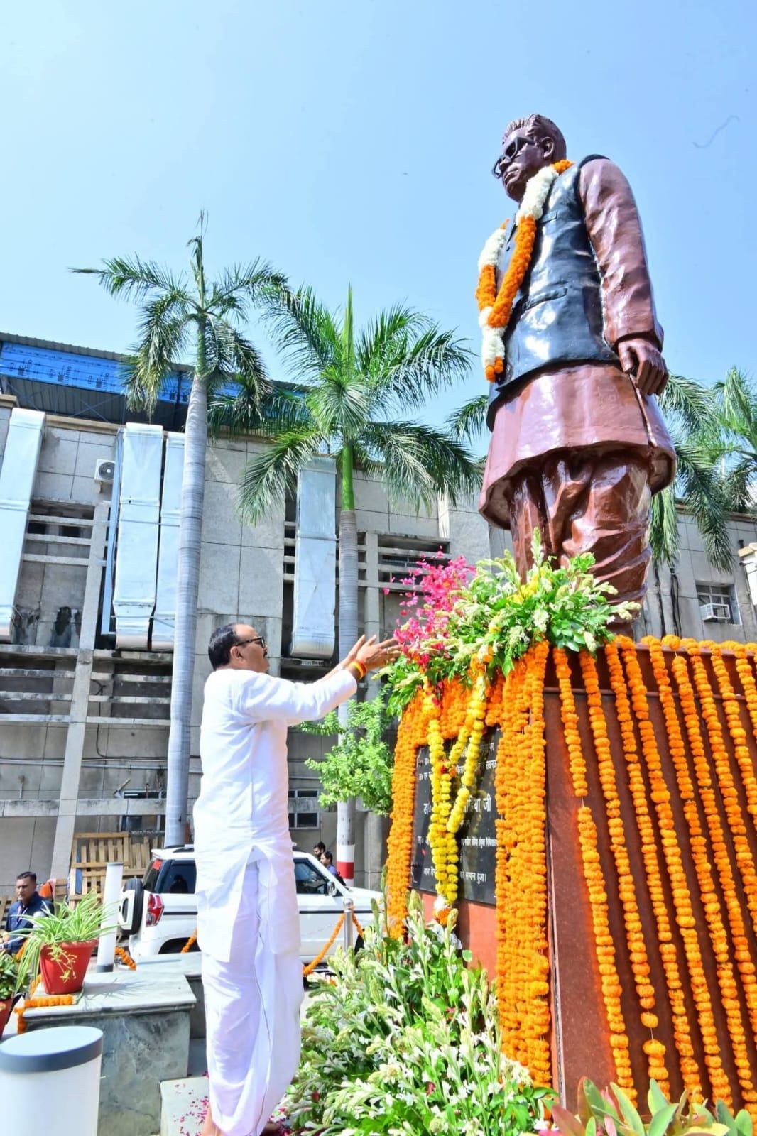 डॉ. राममनोहर लोहिया की पुण्यतिथि पर उपमुख्यमंत्री ब्रजेश पाठक और भाजपा महानगर अध्यक्ष आनंद द्विवेदी ने अर्पित की श्रद्धांजलि