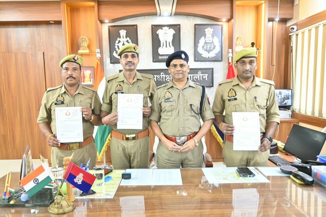 जालौन में उत्कृष्ट कार्य पर पुलिस अधीक्षक ने पुलिसकर्मियों को प्रशस्ति पत्र देकर किया सम्मानित