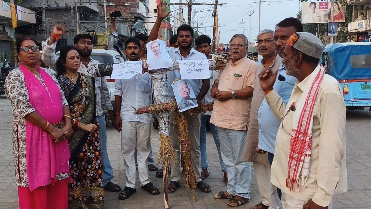 कांग्रेस सांसद पर यौन उत्पीड़न के आरोपों को लेकर बीजेपी का प्रदर्शन