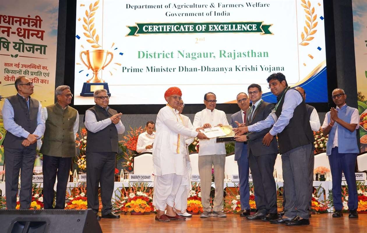 प्रधानमंत्री धन-धान्य कृषि योजना में देश में द्वितीय स्थान पर आने पर नागौर जिले का सम्मान, नई दिल्ली में कृषि मंत्री ने किया जिला कलेक्टर को सम्मानित