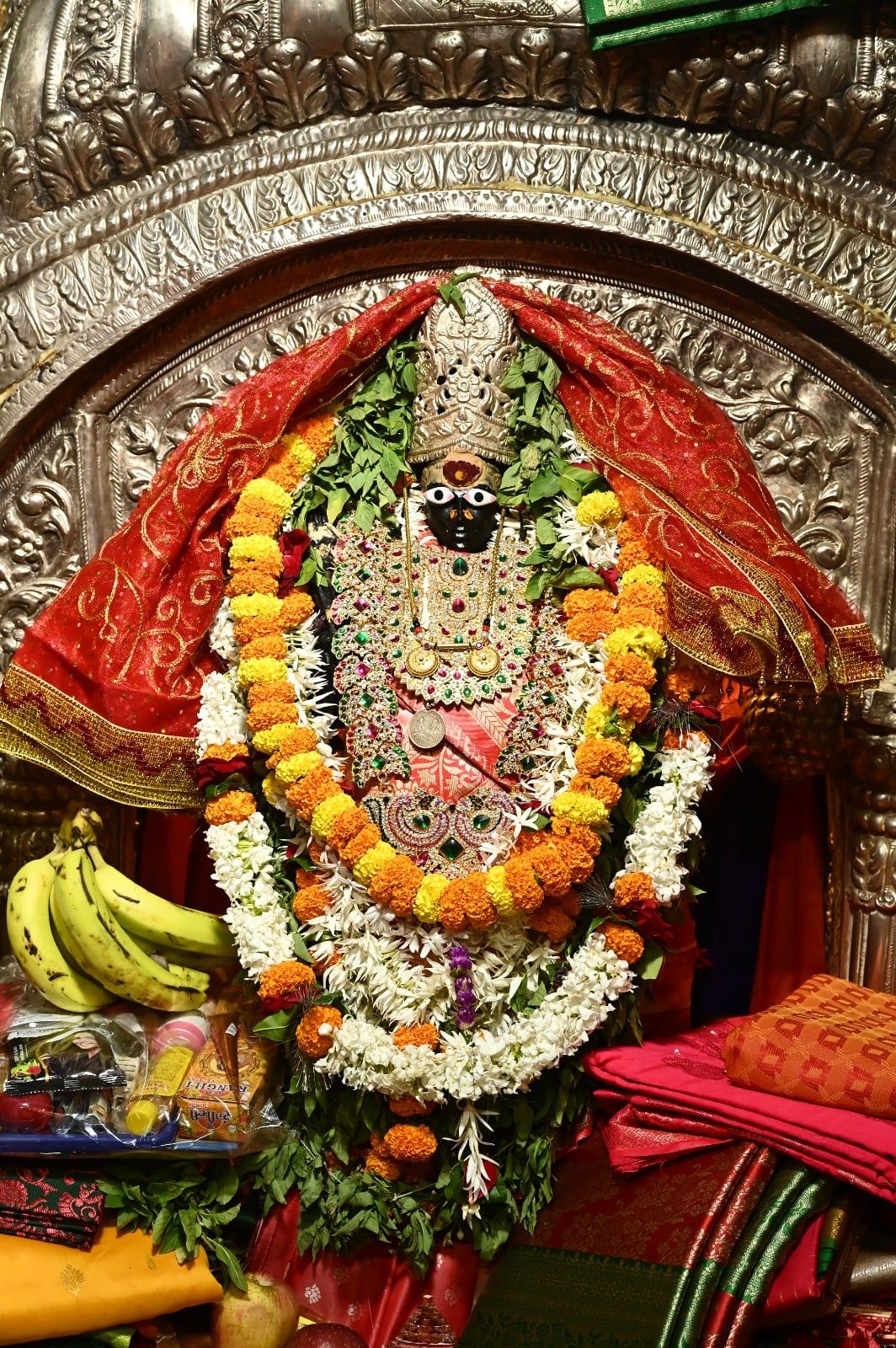 वाराणसी में मां विशालाक्षी को अर्पित की गई श्रृंगार सामग्री