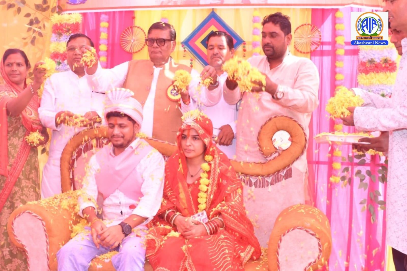 मुख्यमंत्री सामूहिक विवाह योजना से 222 जोड़ों ने थामा एक-दूजे का हाथ.