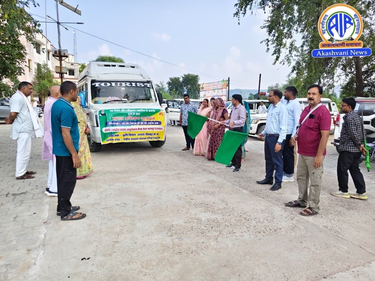 चित्रकूट से पच्चीस किसान तिलहनी फसलों की उन्नत खेती का प्रशिक्षण लेने राजस्थान रवाना