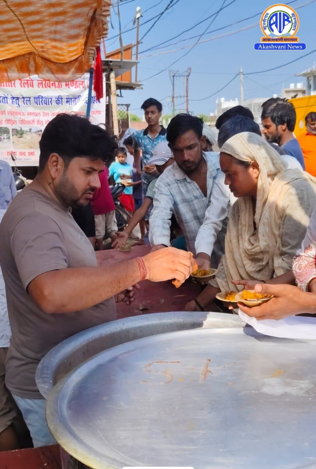 पूर्वोत्तर रेलवे लखनऊ मंडल के रेल कर्मचारियों ने लगाया बाढ़ पीड़ितों के लिए दो दिवसीय राहत शिविर