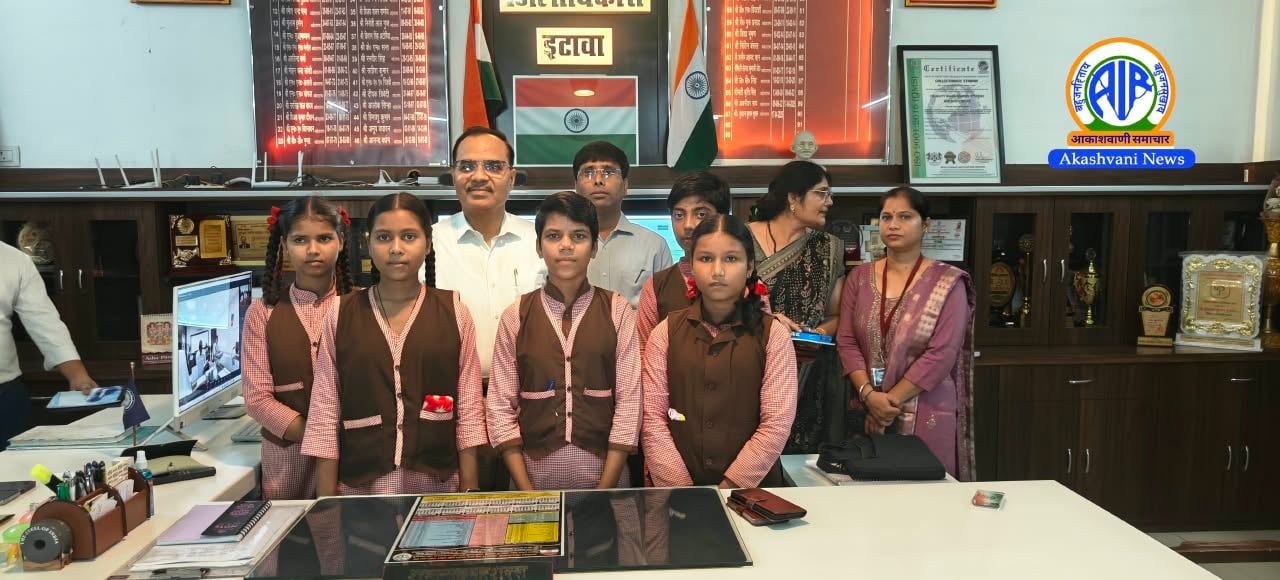 इटावा में मिशन शक्ति फेज-6 के तहत तीन छात्राएं बनीं एक दिन की अफसर
