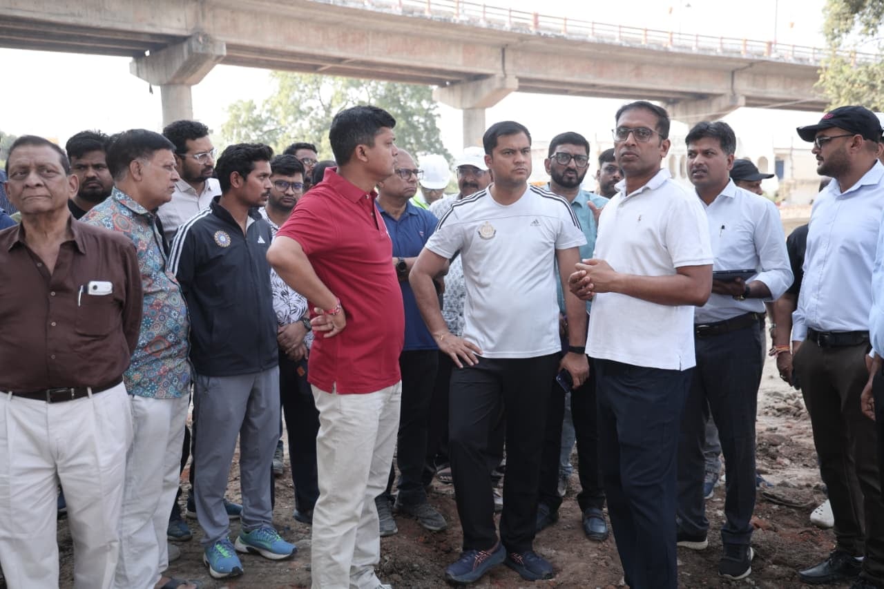 उज्जैन- मार्ग चौड़ीकरण, ब्रिज और अंडरपास निर्माण कार्यों में तेजी लाएं : संभागायुक्त श्री सिंह