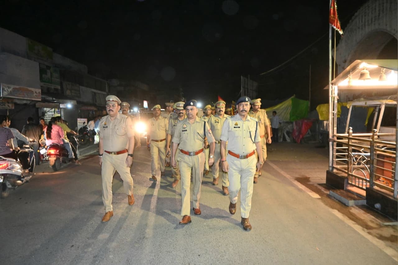 नवरात्रि पर्व के मद्देनजर जालौन पुलिस ने उरई में किया फ्लैग मार्च