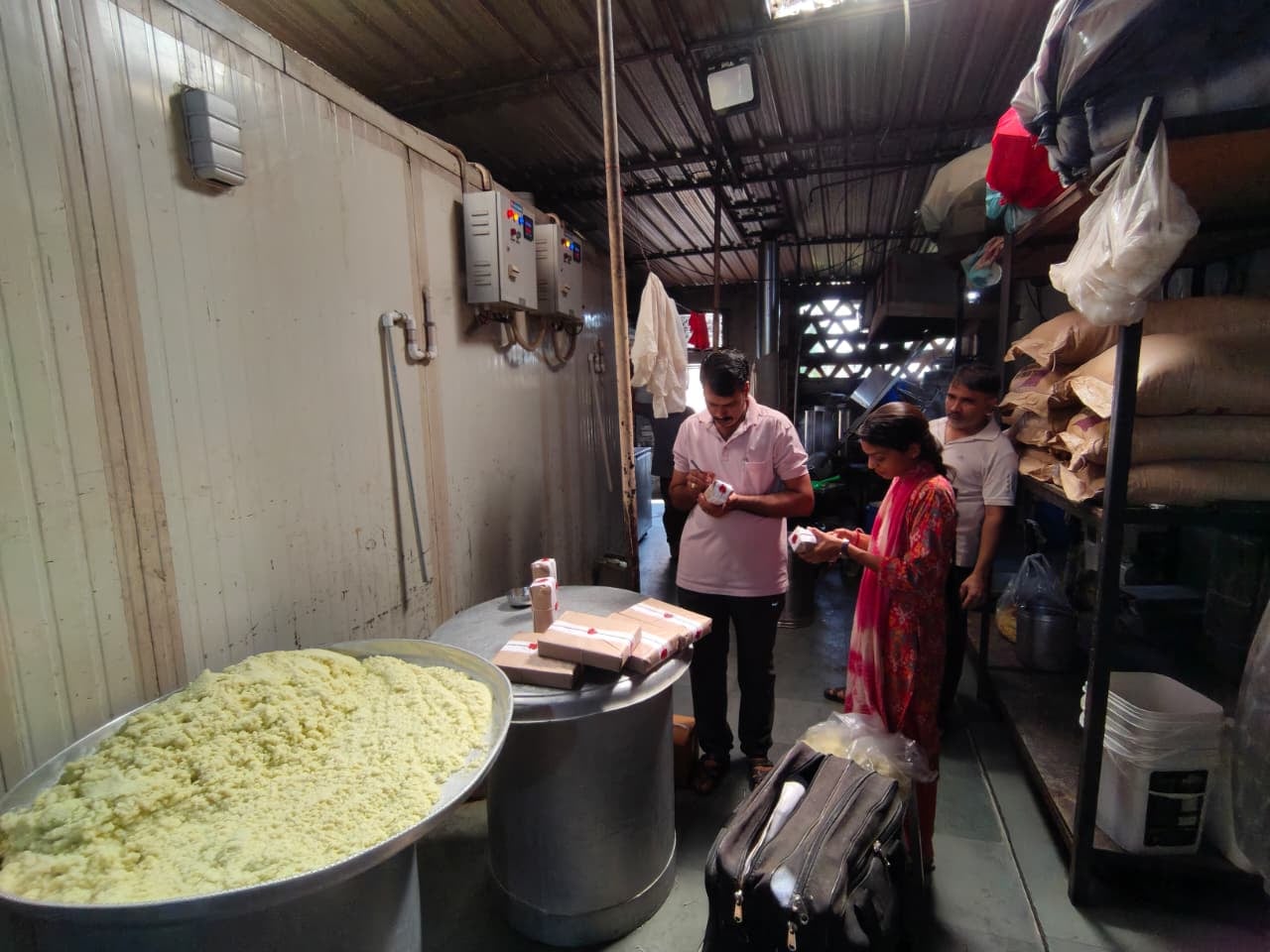 सलूंबर में डेयरी पर खाद्य सुरक्षा दल की कार्रवाई