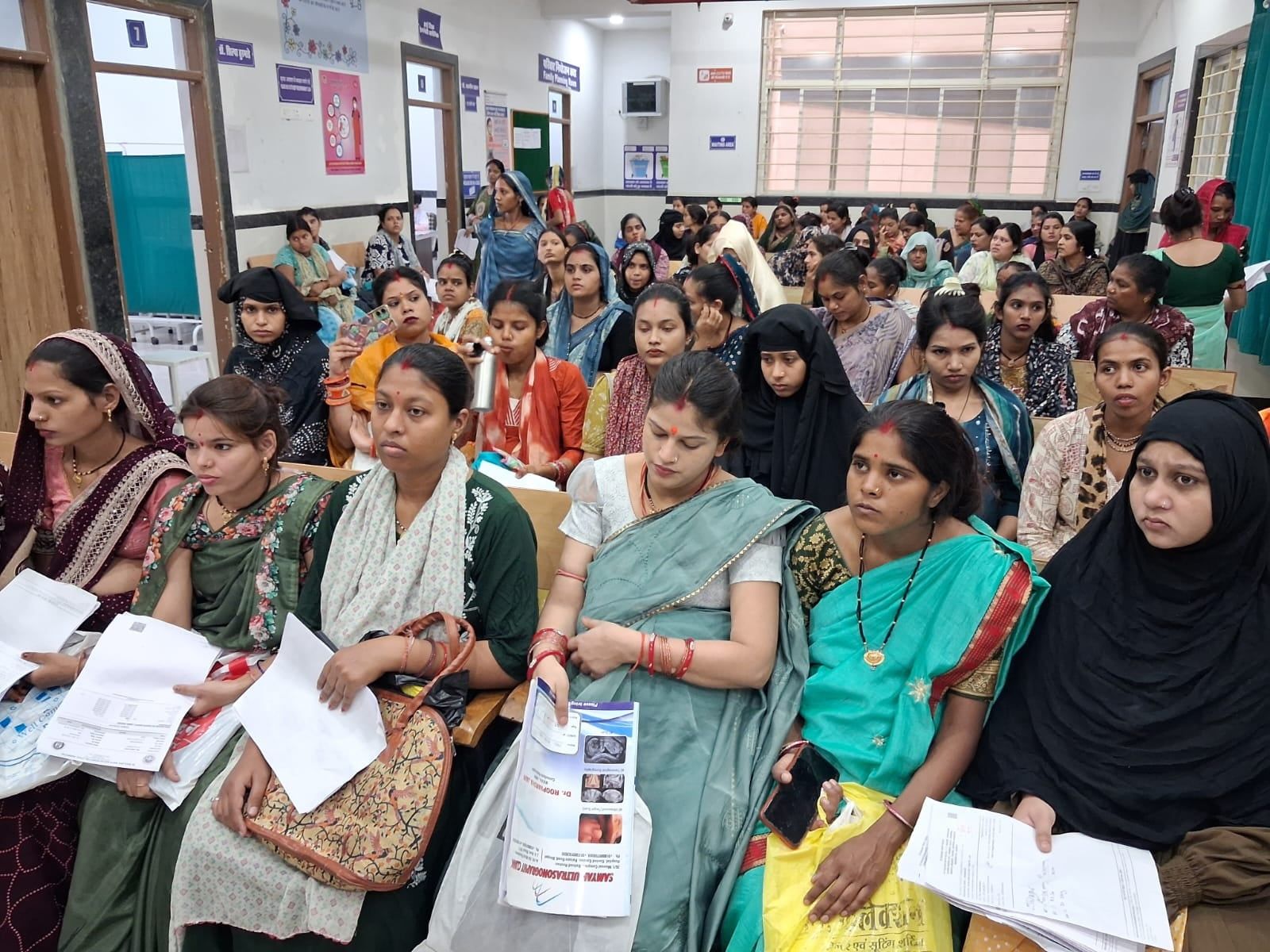 भोपाल- काटजू अस्पताल में मानसिक स्वास्थ्य शिविर, 150 से अधिक महिलाओं को किया जागरूक