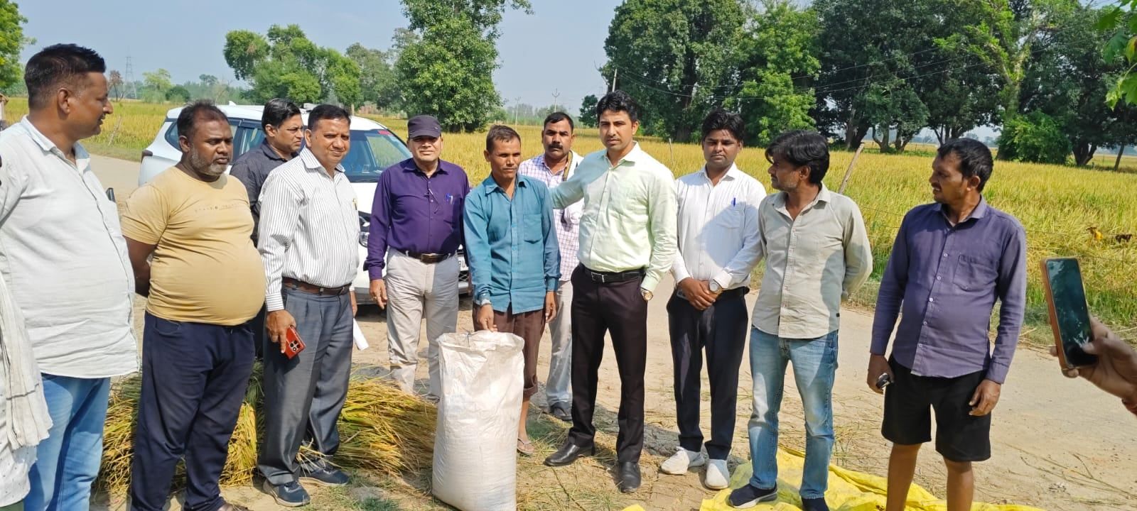 शाहजहांपुर में एडीएम ने खेत में धान की उपज का किया आकलन