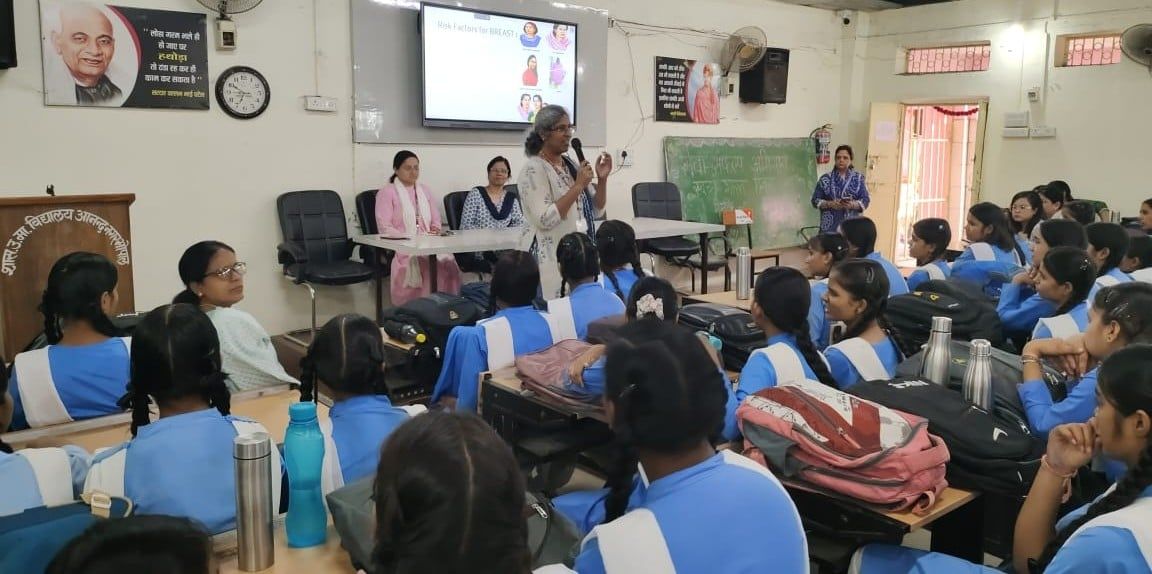 एम्स भोपाल के विशेषज्ञों ने छात्राओं और शिक्षकों को किया जागरूक