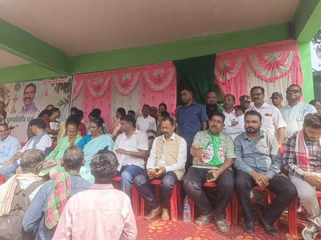 चाईबासा में शहीद देवेंद्र मांझी को दी गई श्रद्धांजलि, नेताओं और आमजनों का महाजुटान