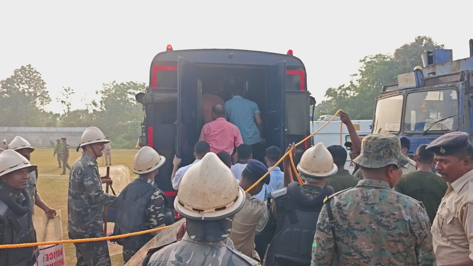 चाईबासा पुलिस लाइन में दंगा रोधी मॉक ड्रिल, भीड़ नियंत्रण और आंसू गैस के इस्तेमाल का अभ्यास