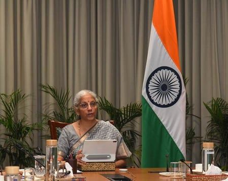 IDBI हिस्सा बिक्री पर अखिलेश को सीतारमण का करारा जवाब