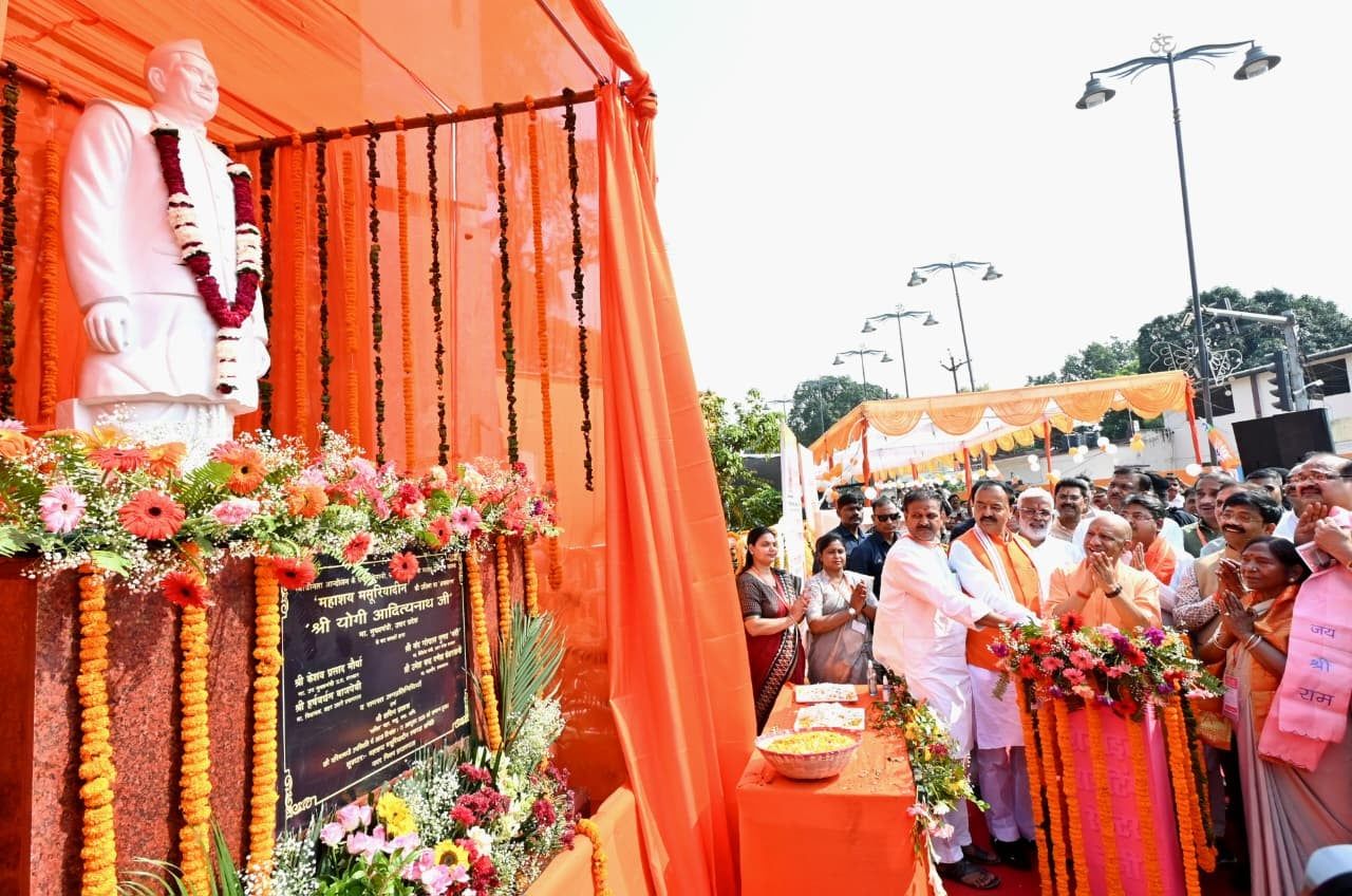 मुख्यमंत्री योगी ने स्वतंत्रता संग्राम सेनानी व पूर्व सांसद मसुरियादीन पासी की प्रतिमा का किया अनावरण