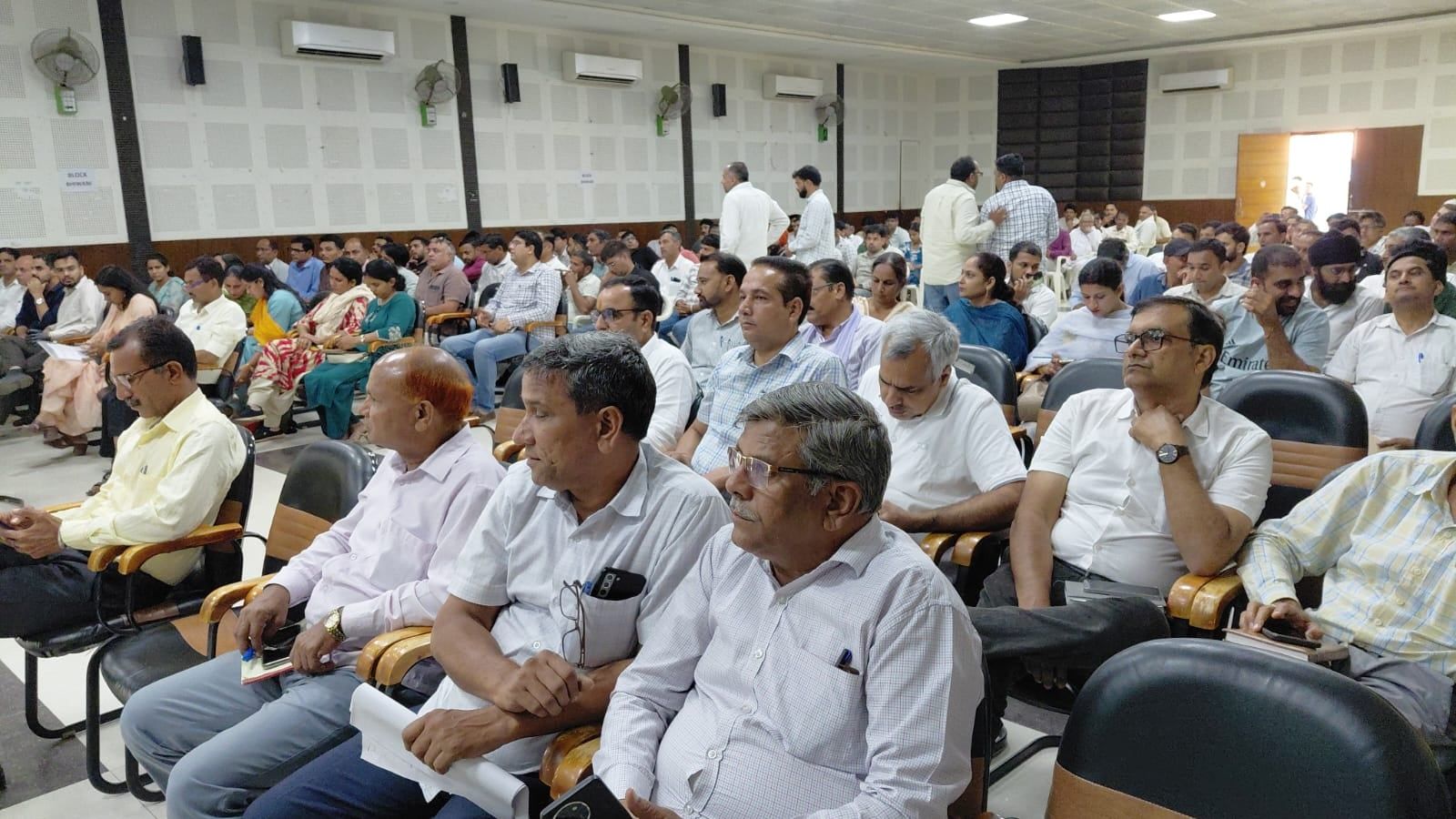 भिवानी में किसानों को जागरूक करने उतरा प्रशासन
