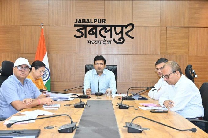 जबलपुर- सीएम हेल्पलाइन की शिकायतों के निराकरण में लाएं तेजी : कलेक्टर श्री विश्वकर्मा