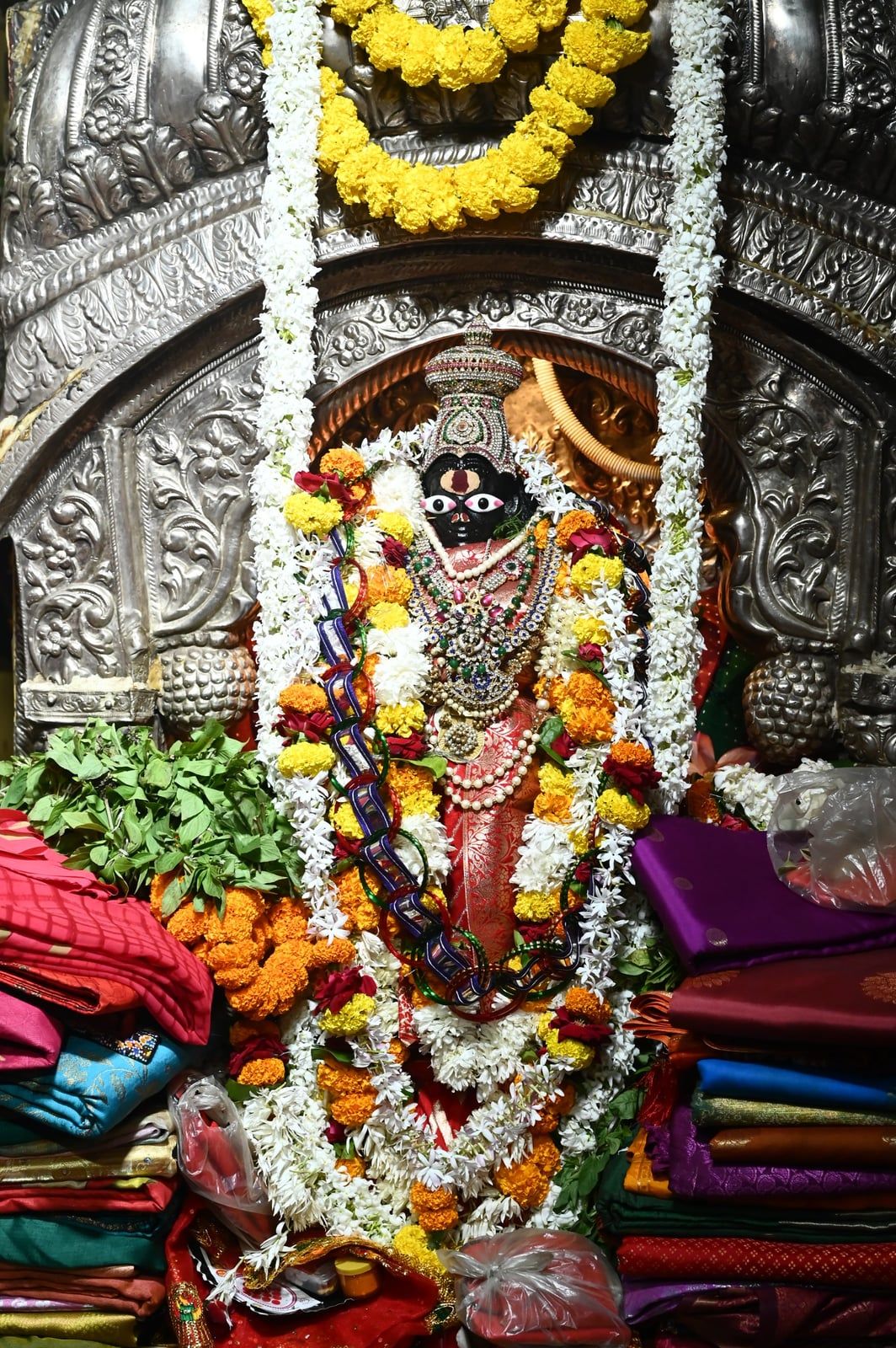 शारदीय नवरात्रि के षष्ठ दिवस पर श्री काशी विश्वनाथ धाम में शक्ति की उपासना, माँ विशालाक्षी को श्रृंगार सामग्री समर्पित