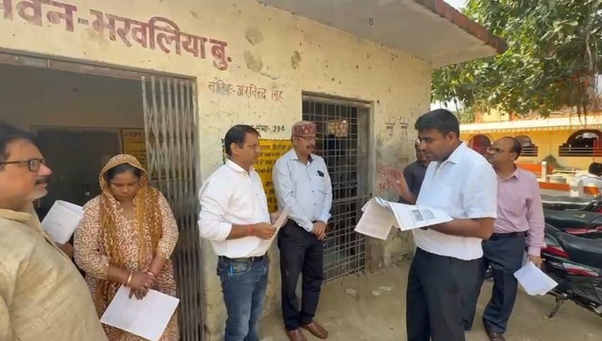 गोरखपुर में मतदाता सूची में नाम जुड़वाने के लिए घर-घर पहुंचें बीएलओ