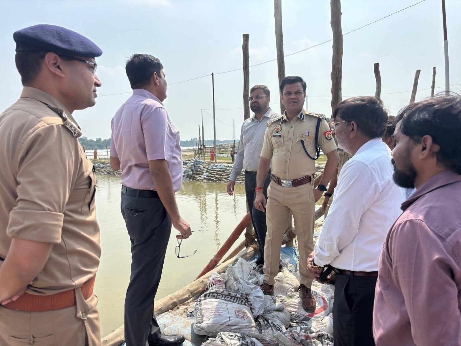 गोरखपुर में प्रकाश व्यवस्था दुरुस्त रखने और विसर्जन कार्यक्रम शांतिपूर्ण ढंग से संपन्न कराने के निर्देश