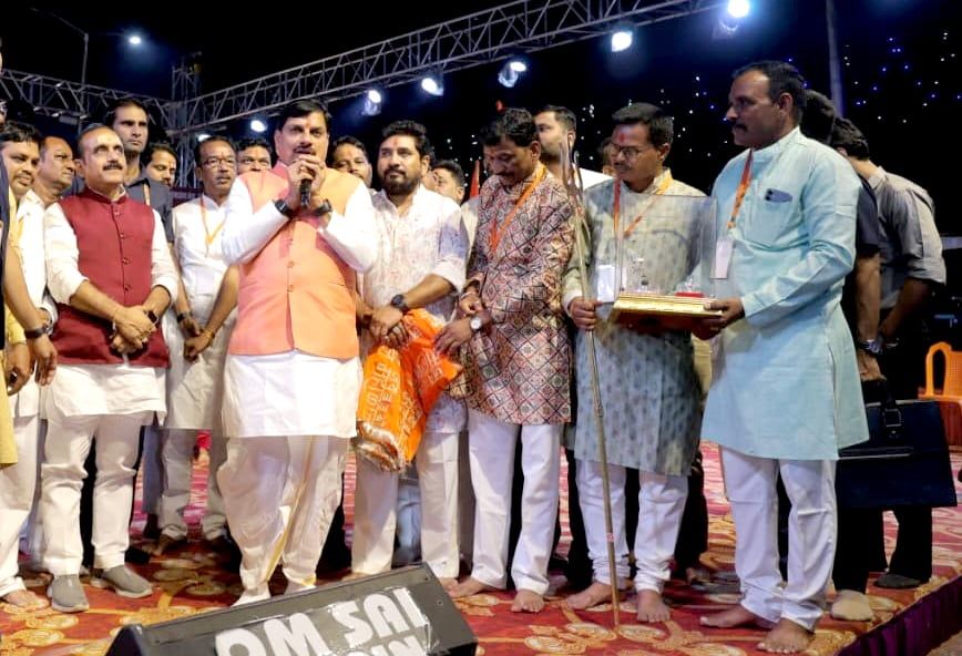 मुख्यमंत्री डॉ. यादव ने उज्जैन के विभिन्न गरबा आयोजनों में सहभागिता की, मुख्यमंत्री डॉ. यादव ने महानवमी एवं विजयादशमी की दीं शुभकामनाएं