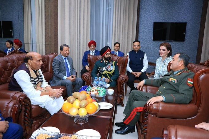 राजनाथ सिंह ने ताजिकिस्तान के अपने समकक्ष से की मुलाकात