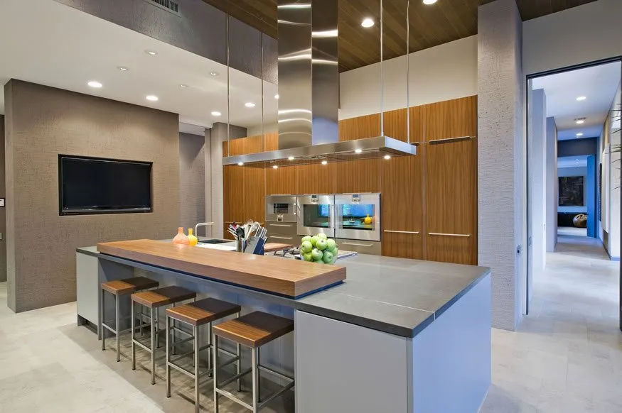 Warm beige quartz kitchen countertops