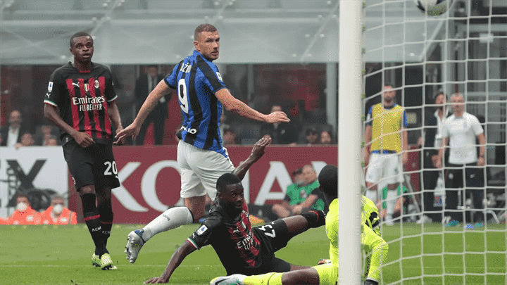 Striker Inter, Edin Dzeko mencetak gol kedua Inter di laga ini