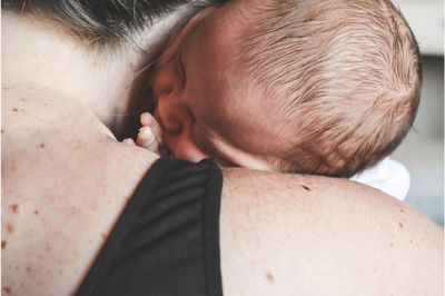 Eine Frau hält ihr Baby auf dem Arm