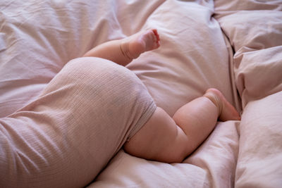 Ein Baby liegt bäuchlings auf einer Bettdecke