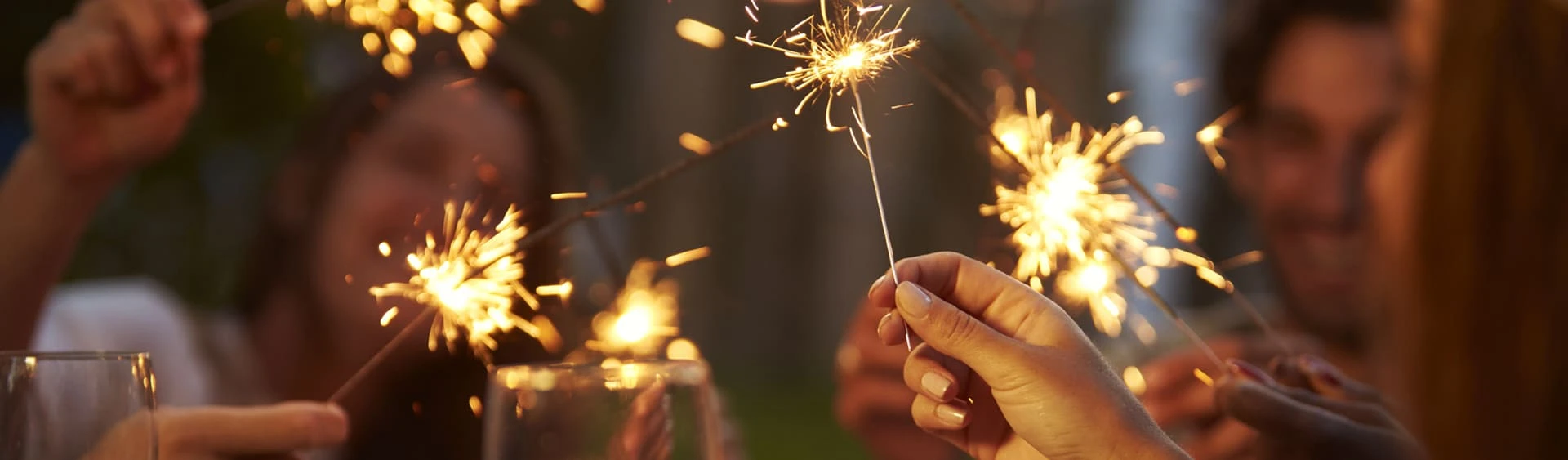 Dienstleister_Unterhaltsames 1 Friends With Sparklers Eating Food And Enjoying Party