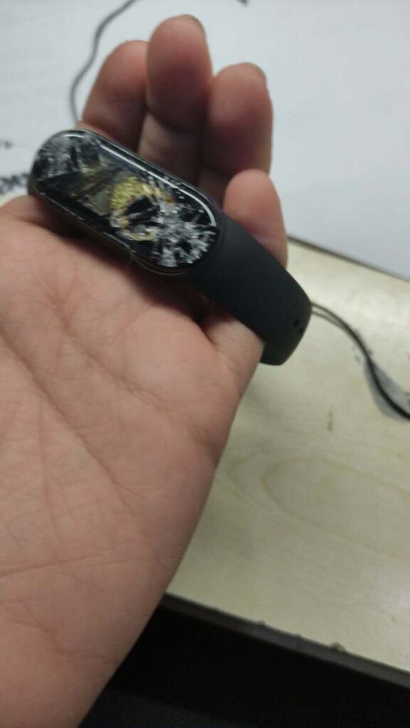 Mi Band 5 de la Xiaomi ar exploda în timp ce se încarcă 2 Mi Band 5 distrus
