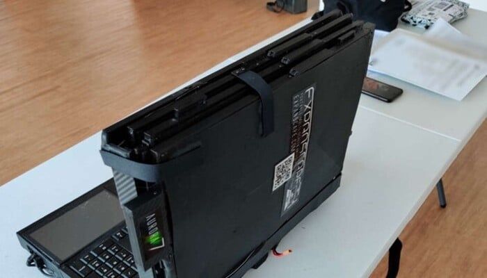 Aurora 7 este un mega laptop cu șapte ecrane 2 Laptop Aurora 7 împachetat
