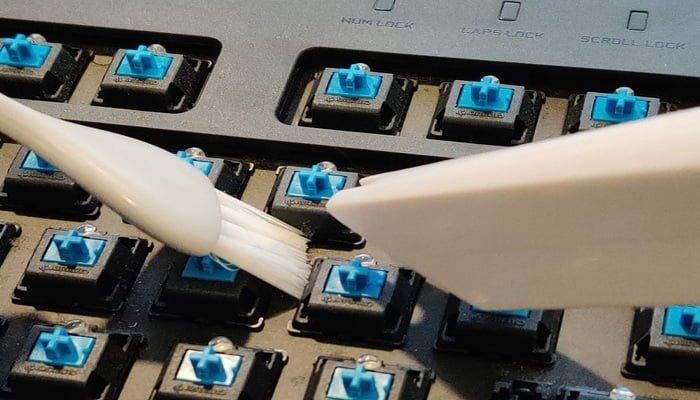 3 moduri de curățare tastatură laptop 2 Curatare tastatura scoatere taste