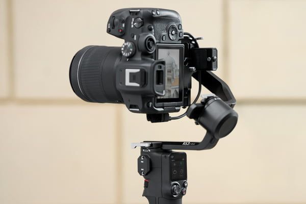 DJI RS 3 Mini, un gimbal ușor și agil pentru camera mirrorless 3 Stabilizator DJI RS 3 Mini