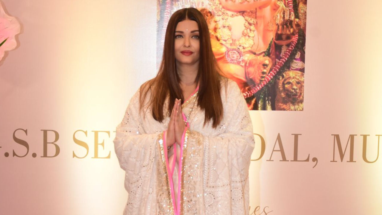 On the occasion of her birthday, Aishwarya Rai took her daughter Aaradhya to the Siddhivinayak Temple.