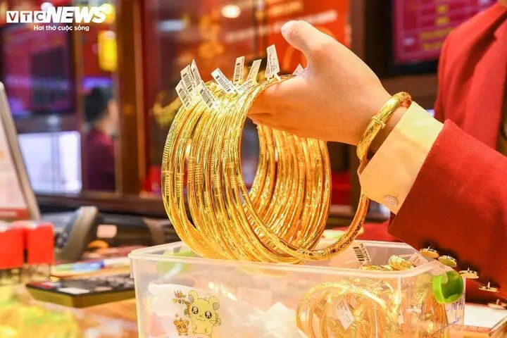 Giá vàng hôm nay 8/1 Trên đà xuống dốc
