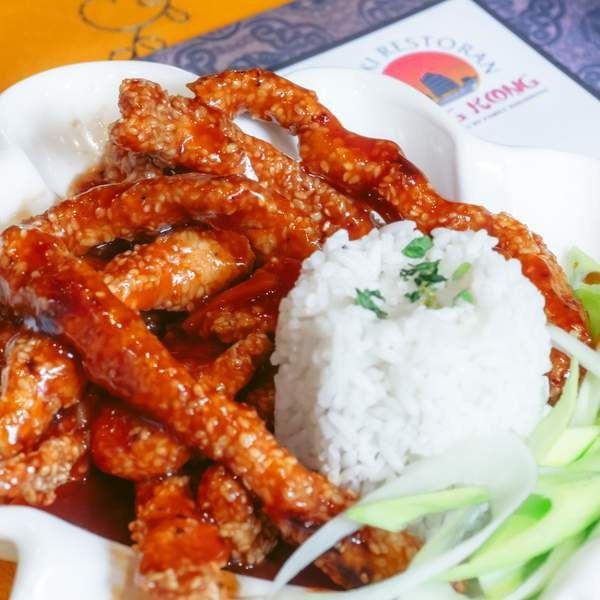 Chicken with sesame in sweet and sour sauce